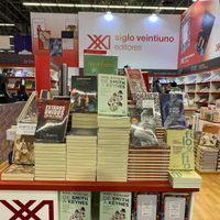 La editorial Siglo XXI México recupera acciones de la casa en España