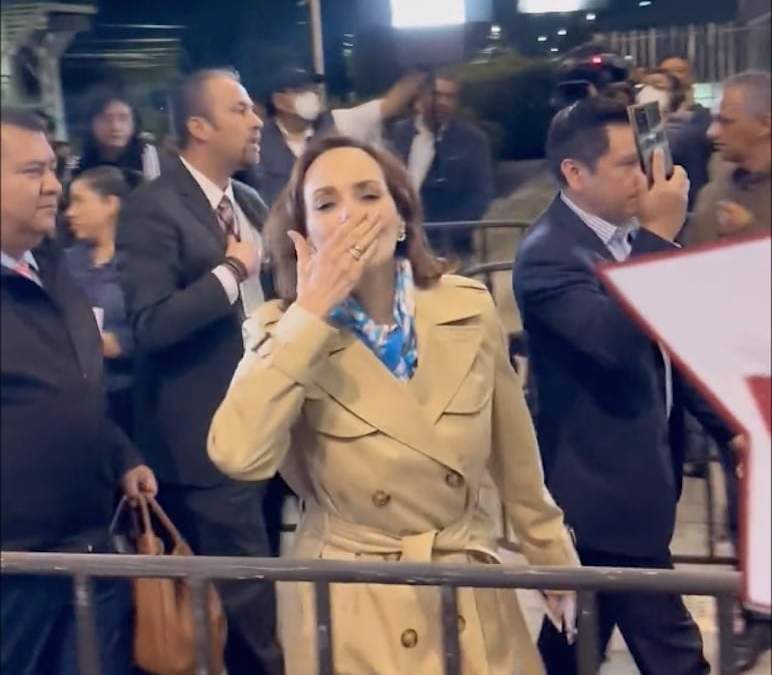 La senadora a su llegada al debate