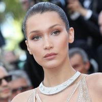 A 2 meses de dar a luz, Gigi Hadid continúa disimulando su baby bump y dio sus tips para lograrlo