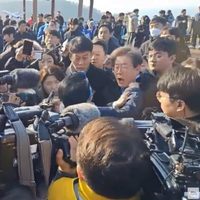 Graban momento en el que líder opositor en Corea del Sur es apuñalado en el cuello