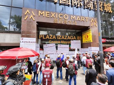 SSC y Semar realizan operativo en Plaza Izazaga 89 por contrabando