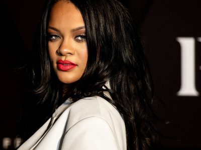 ¡Mostró todo! Rihanna se luce con un diminuto conjunto rojo y no deja a la imaginación ¡Mira!