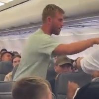 Arrestan a hombre que intentaba abrir la puerta de un avión cuando despegaba