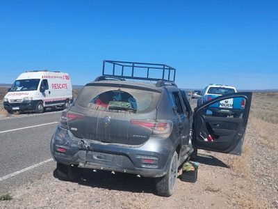 Fin de semana largo caótico en las rutas de Neuquén Neuquén: choque en cadena y vuelco de un camión