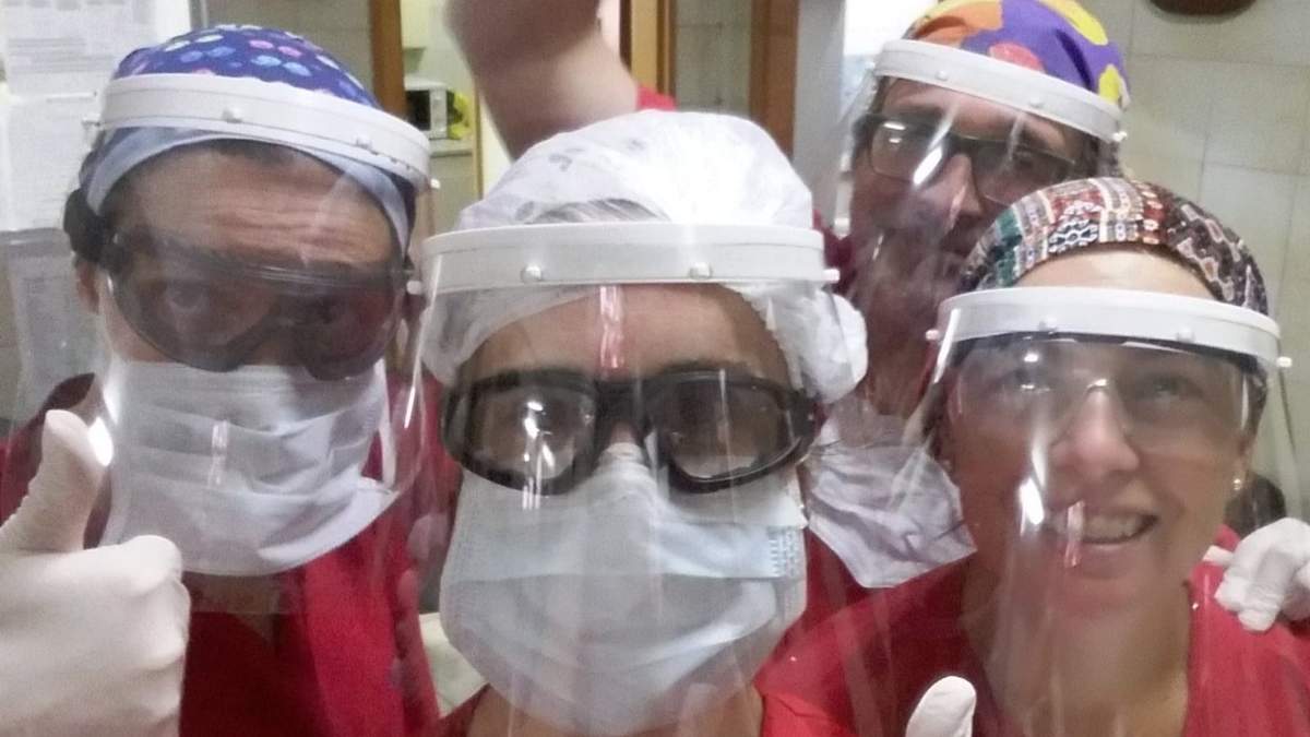 Médicos utilizando mascarillas 3D. Fuente: (Instagram).