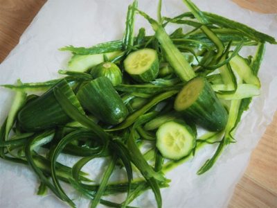 No vas a poder creer todo lo que podés hacer con las cáscaras de pepino: no las tires