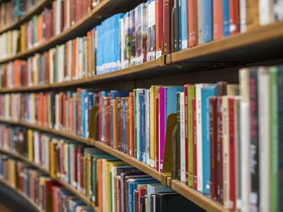 En 2023 hubo más de 4 mil peticiones de censura a libros en bibliotecas de EU