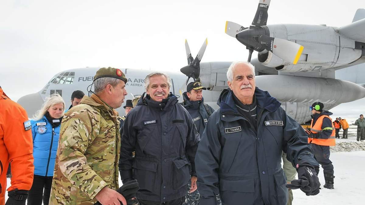 Alberto Fernández junto al ministro de Defensa, Jorge Taiana. Fuente: (Facebook)