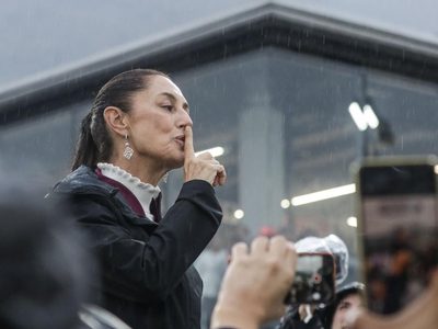 Lluvia, sillas vacías y un discurso a medias: así vivió Sheinbaum su mitin en la GAM
