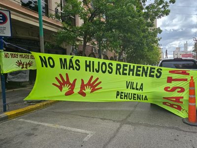 La ONG “Padres de Río Negro y Neuquén” se manifestó en las puertas de Tribunales