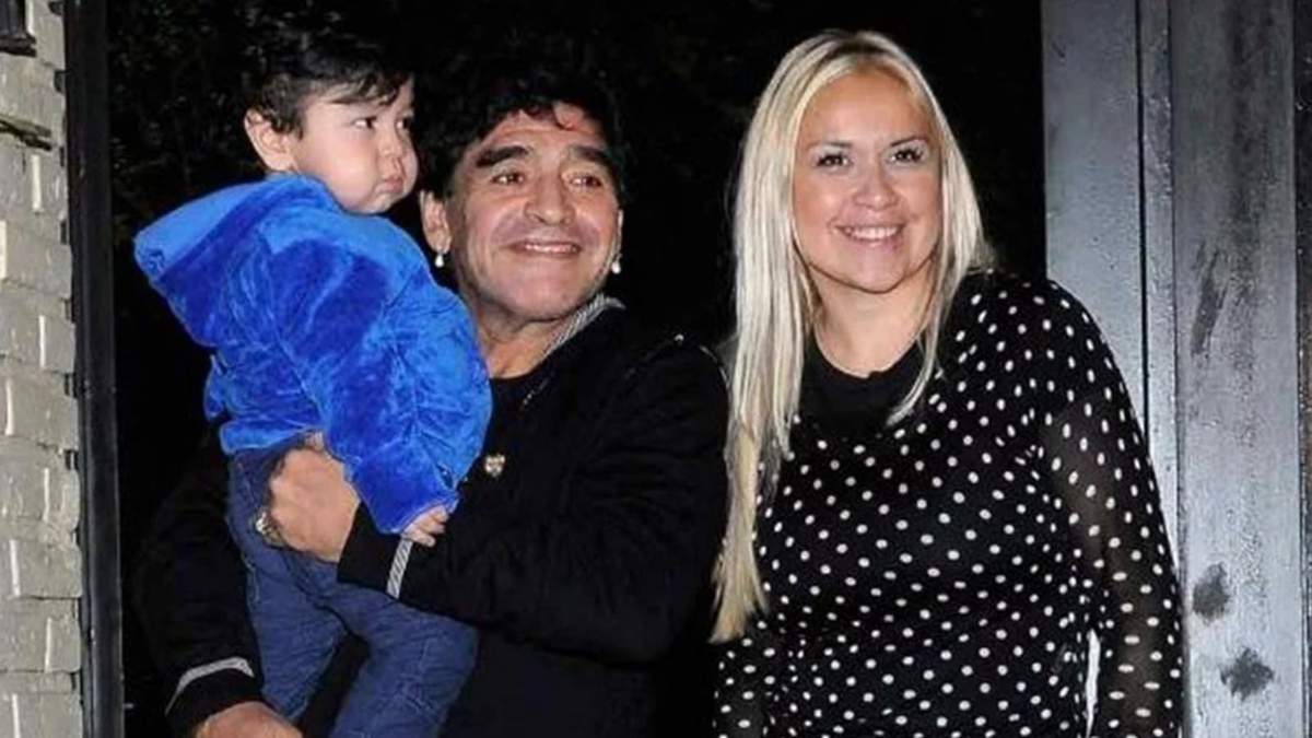 Dieguito Fernando, Diego Maradona y Verónica Ojeda. Fuente: (Twitter)