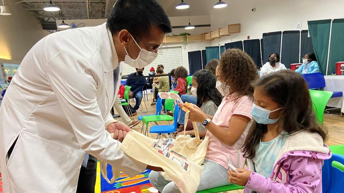 Vacunación a niños en una escuela de Nueva York