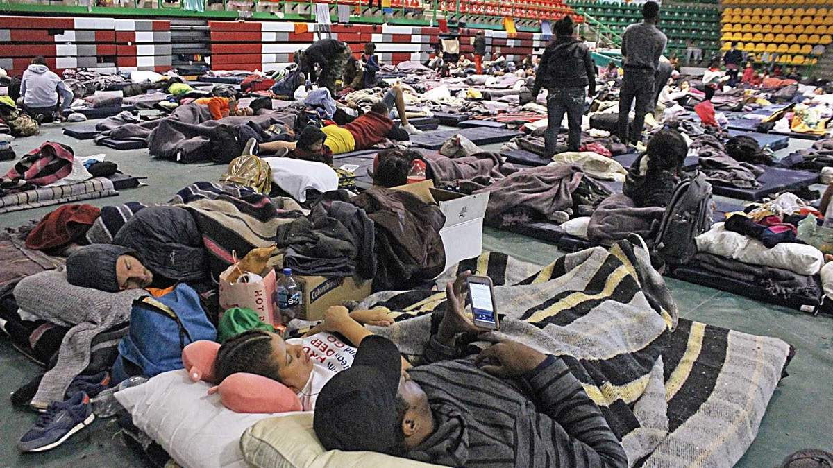 Migrantes hacinados