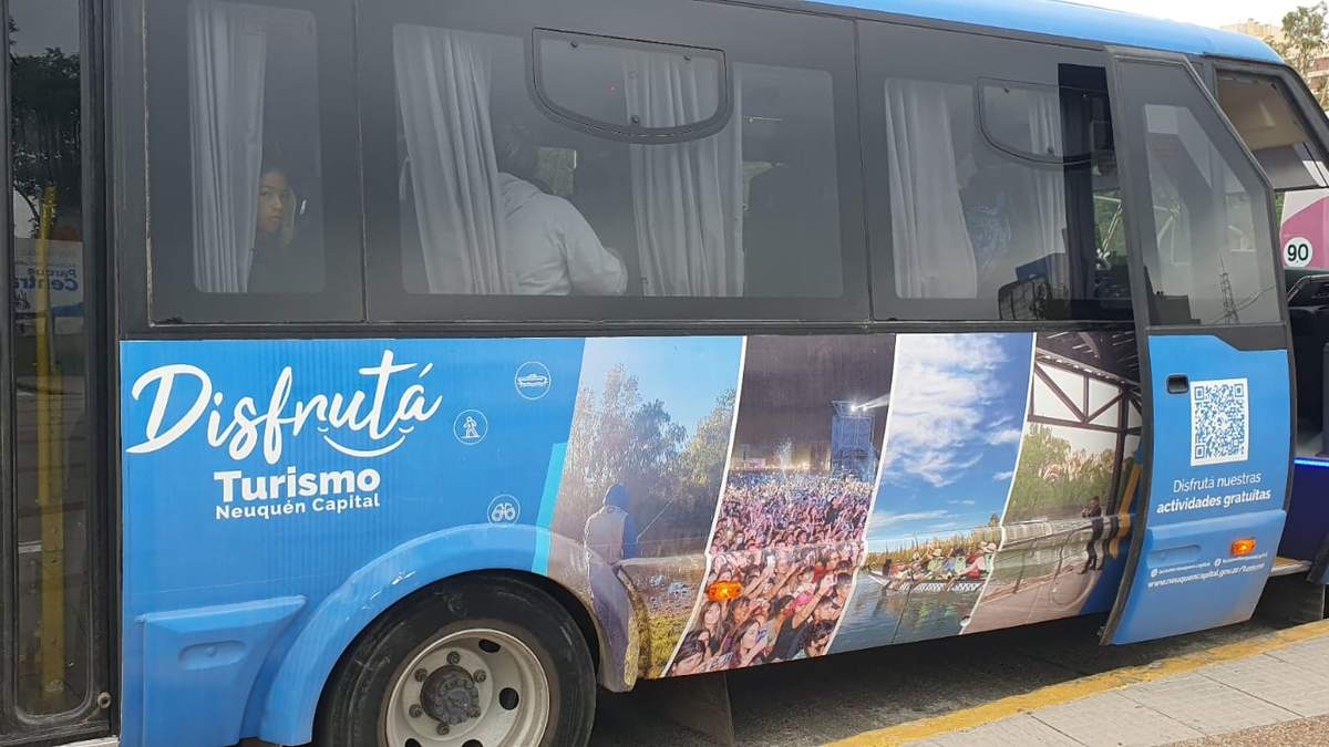 El bus recorre la ciudad y el Paseo Costero sobre el Río Limay. Fuente: (Javier Manzano)
