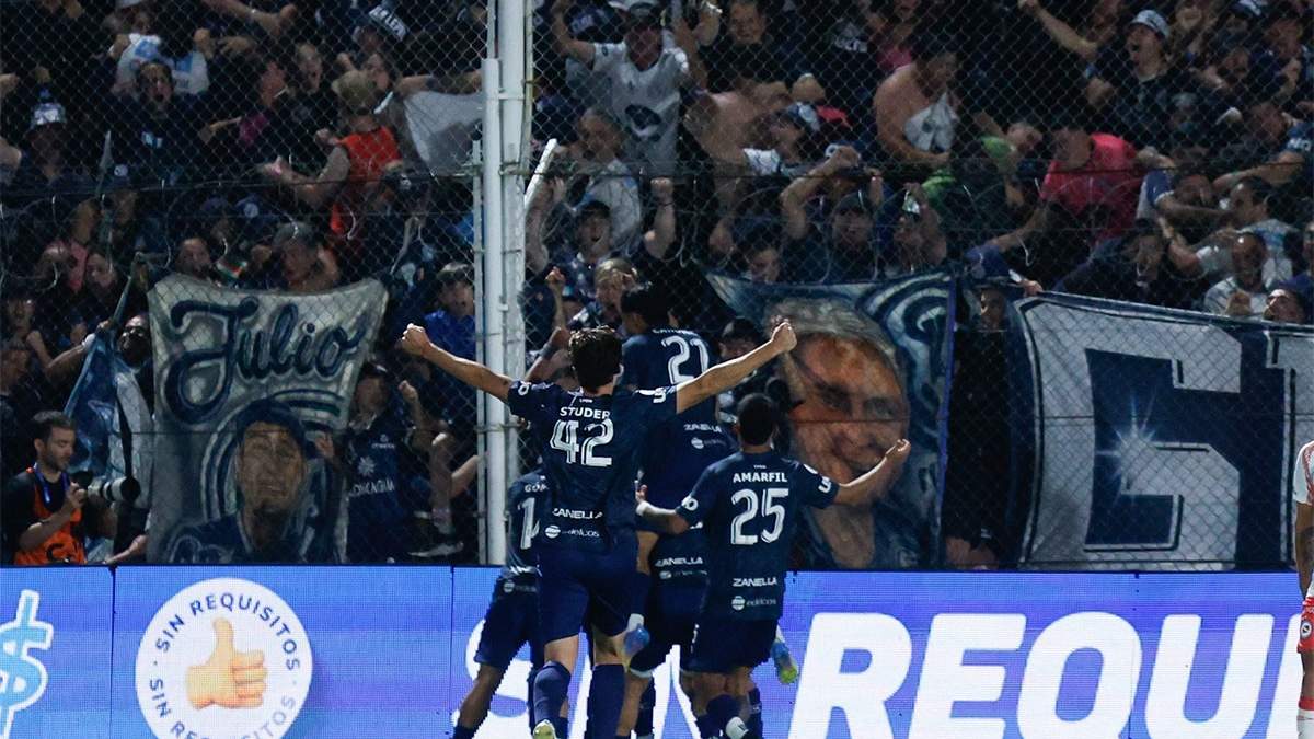 Todo azul. Festejo leproso en el gol de Alex Arce.