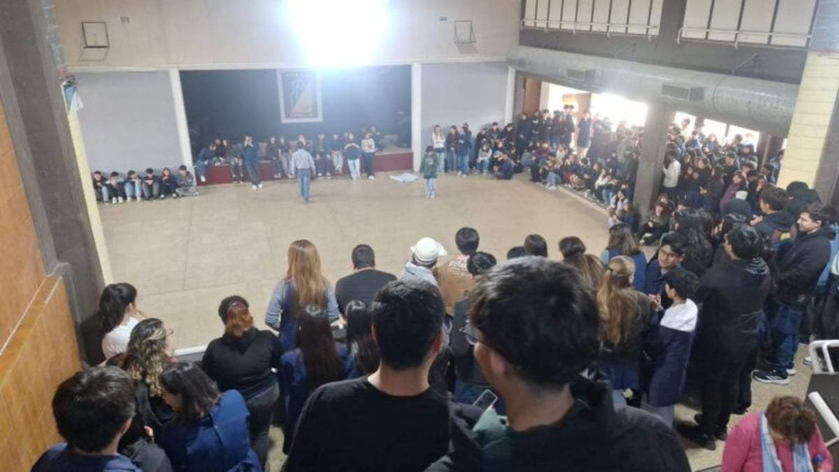 Sentada en la EPET 1. Fuente: (Instagram)