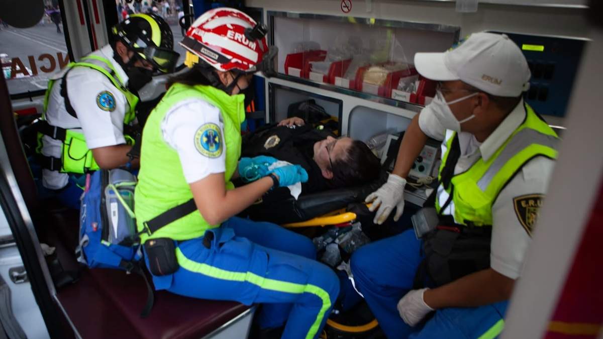 Una policía es atendida por paramédicos