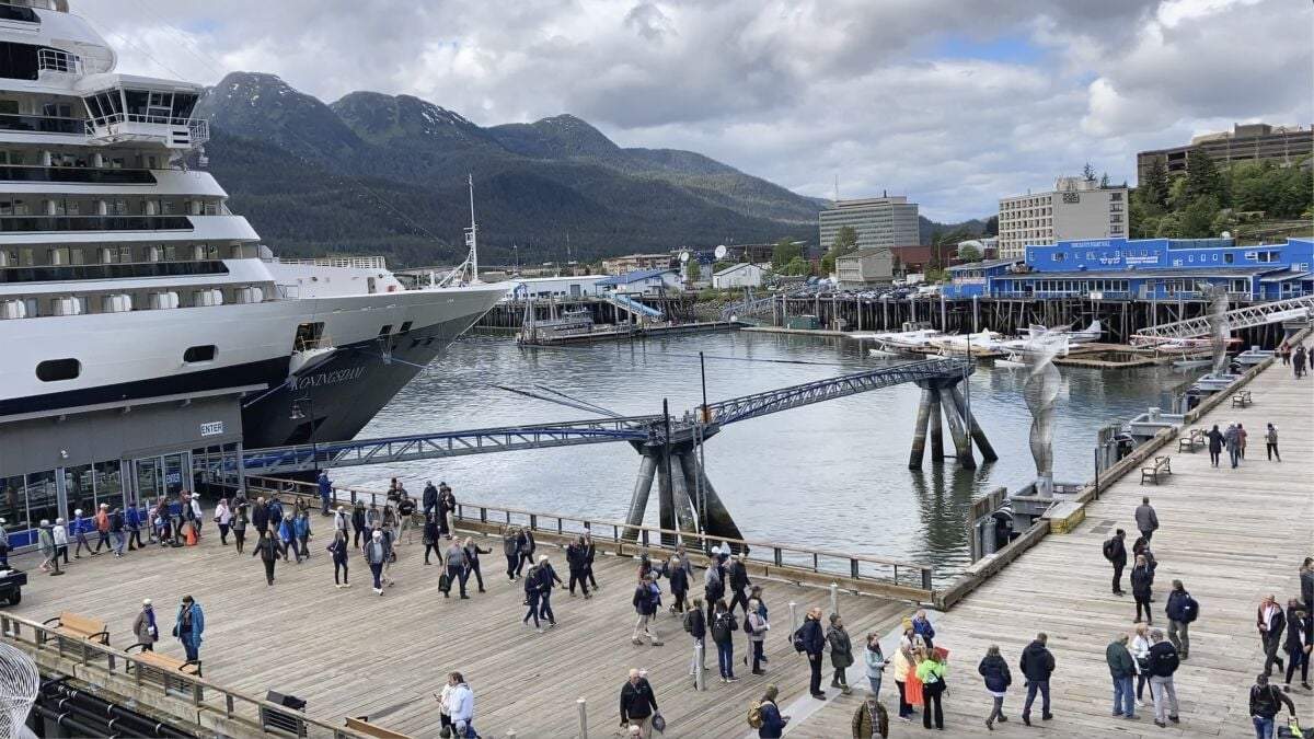 Pasajeros desembarcan de un crucero atracado el 12 de junio de 2023 en el centro de Juneau, Alaska