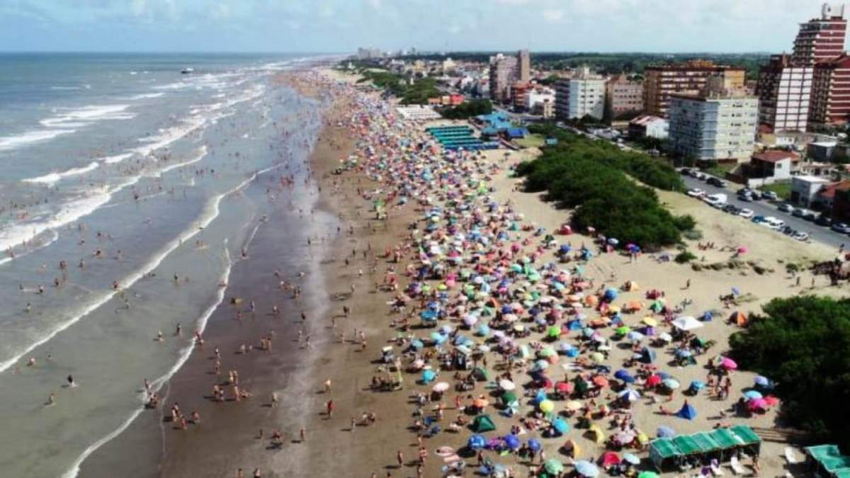 Las vacaciones en la costa están entre un 70% y un 80% más caras que el año pasado. Fuente: (Twitter)