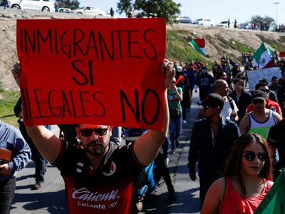 Descubren a más de 300 migrantes que pretendían pasar escondidos a EE. UU.
