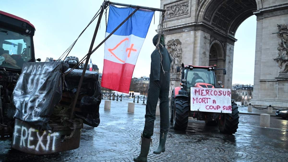 Un maniquí cuelga de un tractor durante una protesta agraria en el Arco de Triunfo contra un acuerdo comercial con Mercosur, así como en contra de la política agraria de la UE, que incluye sacrificar vacas de forma masiva para frenar el contagio de una enfermedad cutánea