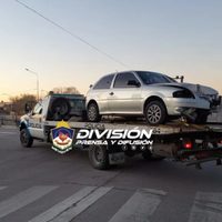 Un conductor ebrio chocó contra un semáforo
