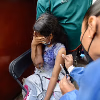 Menores de 10 y 11 años reciben vacuna Pfizer contra covid-19 en la Ciudad de México