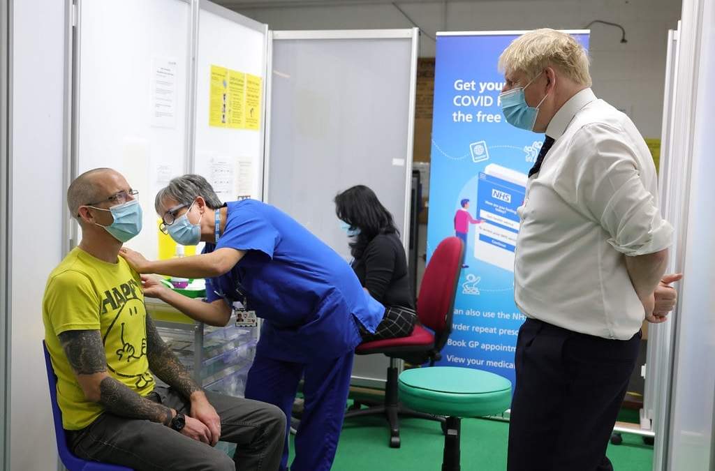 El primer ministro Boris Johnson en un centro de vacunación covid