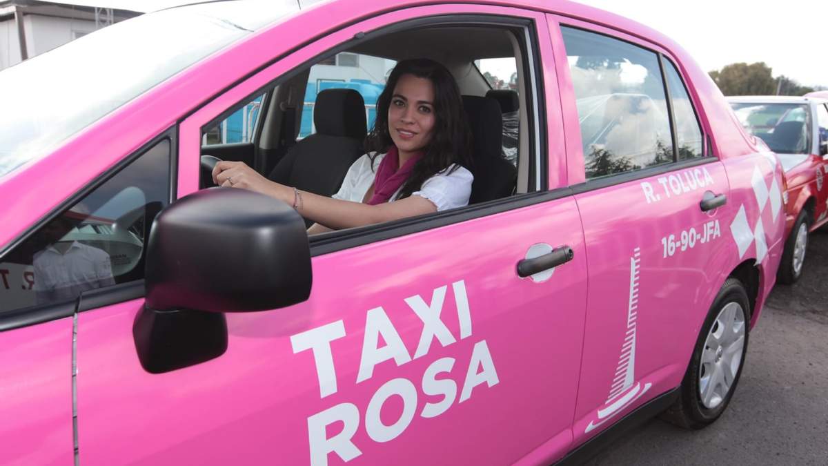 Taxi Rosa surgió en Neuquén Capital a raíz de la necesidad de mujeres de viajar con otras mujeres. Fuente: (Twitter)