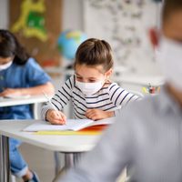 Reino Unido le dice adiós a las clases virtuales: los estudiantes vuelven a las aulas