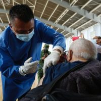 Comienzan a vacunar a mayores de 60 años en prisiones