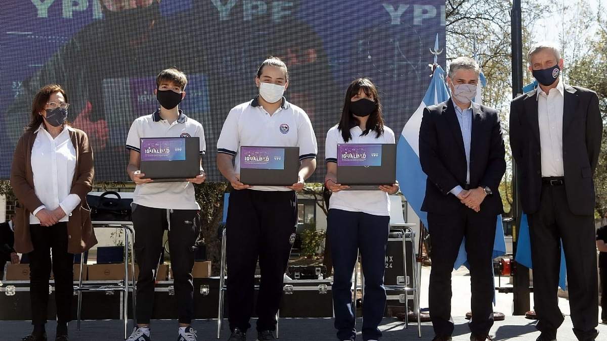 Alumnos de Mendoza con sus computadoras. Fuente: (Twitter)