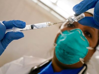 En NY, miles de trabajadores de la salud prefirieron perder el empleo antes que vacunarse