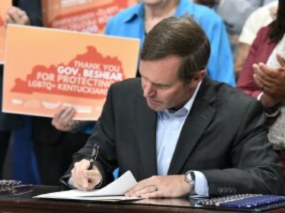 Gobernador de Kentucky promulga medida que prohíbe el uso de la "terapia de conversión" en menores