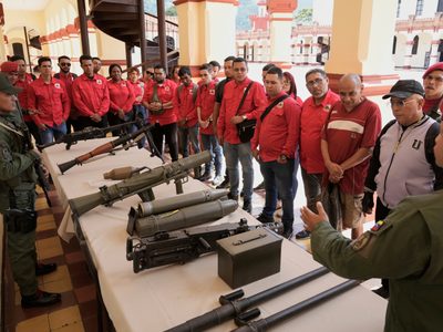 Venezolanos asisten a jornada de alistamiento convocada por Nicolás Maduro