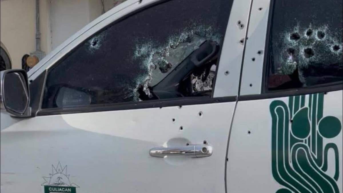 Camioneta del Ayuntamiento de Culiacán tras ataque armado, el martes 31 de marzo de 2026
