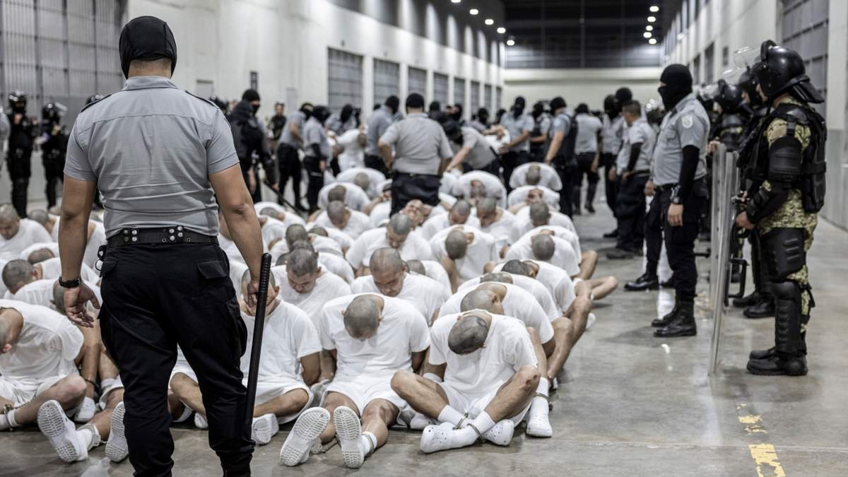 Guardias penitenciarios trasladan a presuntos pandilleros venezolanos, deportados de Estados Unidos, al Centro de Confinamiento del Terrorismo (CECOT), en Tecoluca, El Salvador