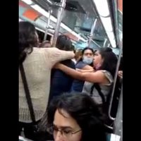 Tres mujeres pelean por un asiento en el vagón exclusivo del Metro (Video)
