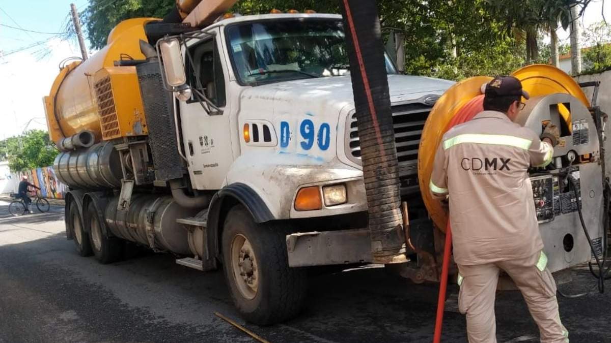 Trabajadores del Sistema de Aguas de la Ciudad de México (Sacmex) en Tabasco