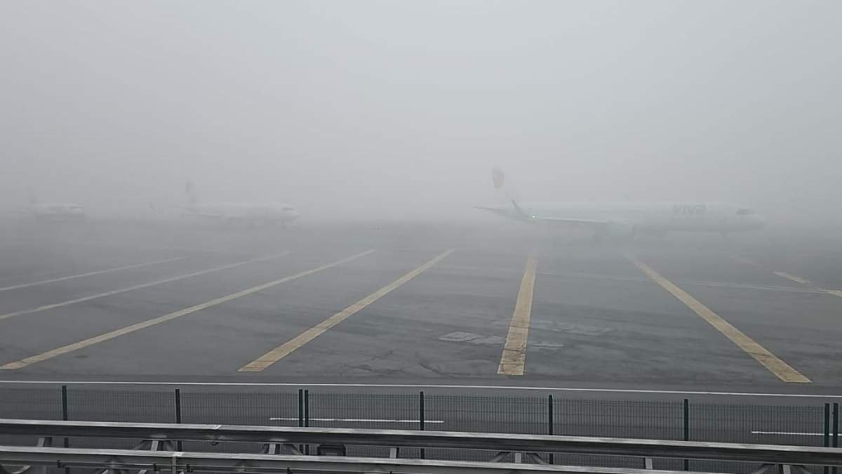Pista del AICM con intensa neblina
