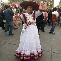 Hacen agosto con la 4T en el Zócalo: AMLITO con banda presidencial, playeras, tazas, llaveros…