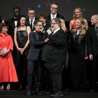 Guillermo del Toro y Gael García Bernal cantan en la fiesta por el 75 aniversario de Cannes (Video)