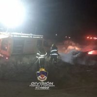 Un auto conducido por un menor de edad se incendió luego de volcar en la ruta