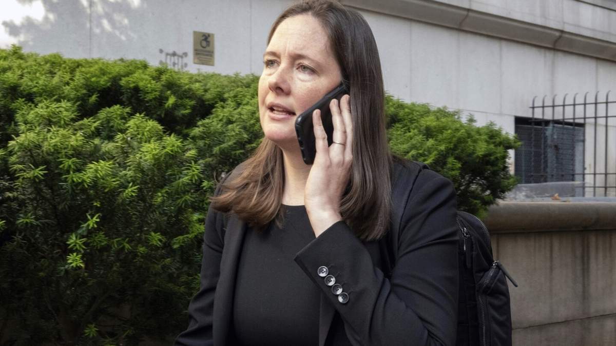 ARCHIVO - La fiscal federal adjunta Maurene Comey habla por teléfono afuera de la corte, el 3 de junio de 2025, durante el juicio a Sean "Diddy" Combs por tráfico sexual