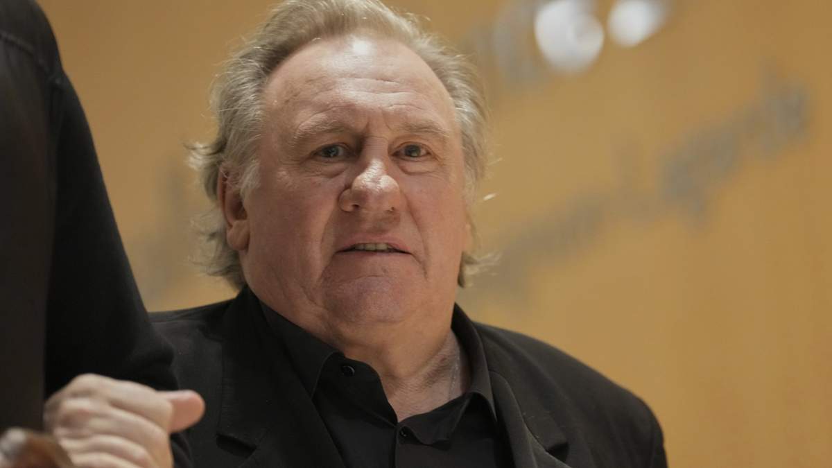 El actor francés Gerard Depardieu se toma un descanso durante el juicio