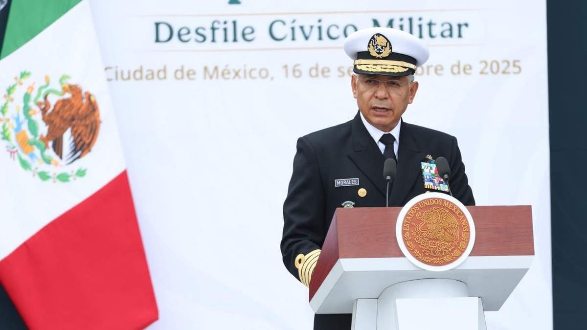Almirante Raymundo Pedro Morales Ángeles, secretario de Marina en el desfile militar con motivo del 215 aniversario de la Independencia de México