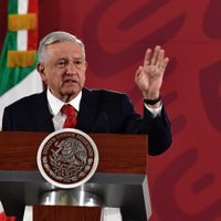 AMLO intercede con la FGR para que reciba a padres del caso ABC