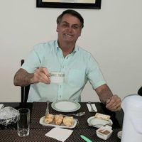 Bolsonaro dice que está "muy bien" y confía en "vivir mucho tiempo"