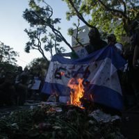 “¡Alto al genocidio!”: grupos protestan ante una amurrallada embajada de Israel en la CDMX