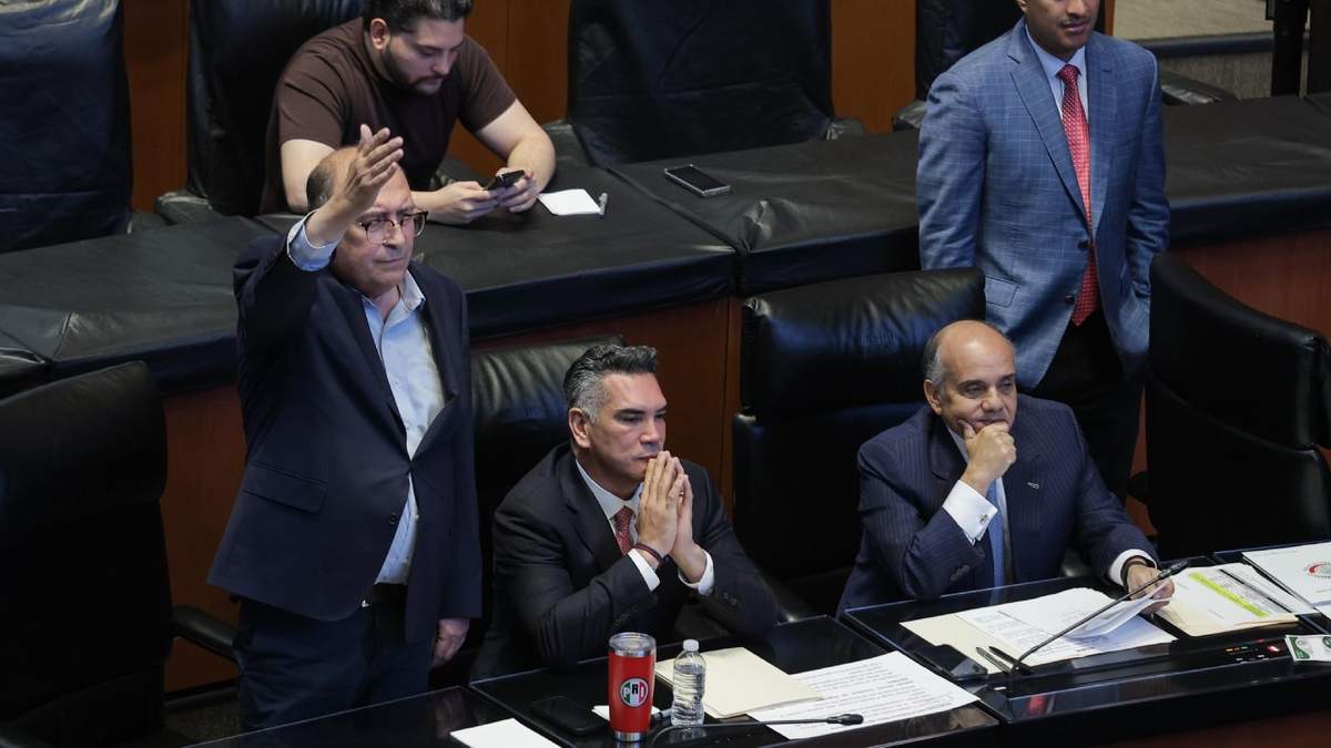 Priistas en la sesión extraordinaria